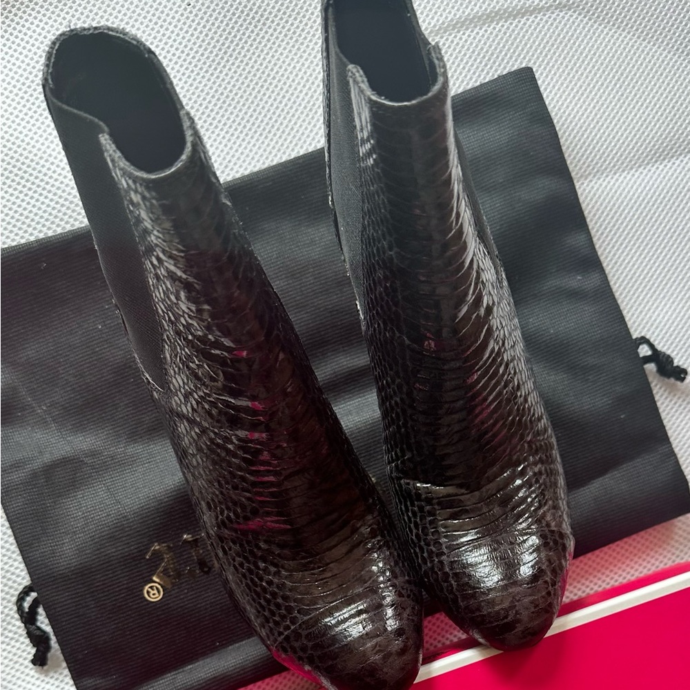 Juicy Couture 5M boots